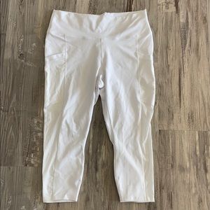 White capri leggings with pockets